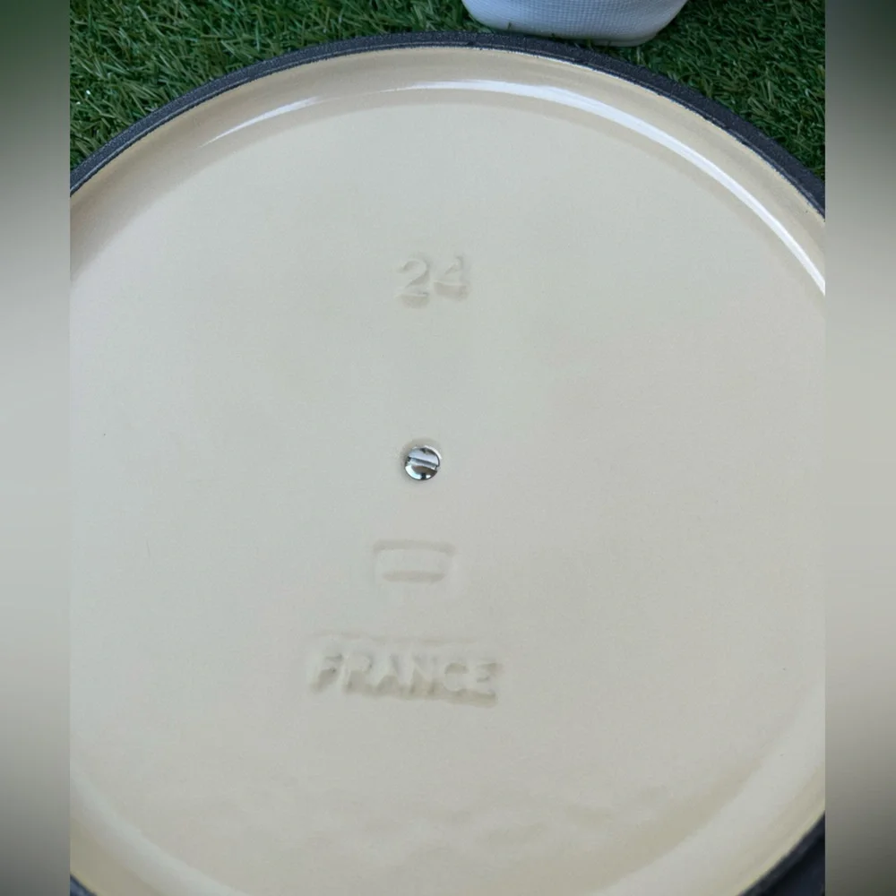 LE CREUSET lid only , New pls see pictures for more details, size and color